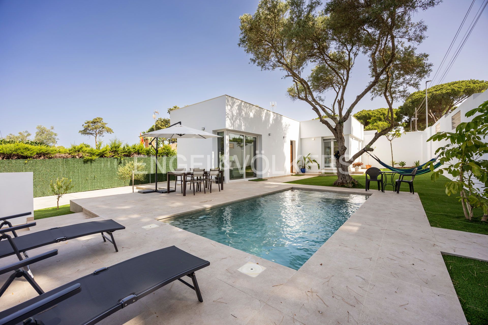 Vista exterior de Casa o xalet de lloguer en Chiclana de la Frontera amb Aire condicionat, Calefacció i Jardí privat