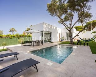 Vista exterior de Casa o xalet de lloguer en Chiclana de la Frontera amb Aire condicionat, Calefacció i Jardí privat