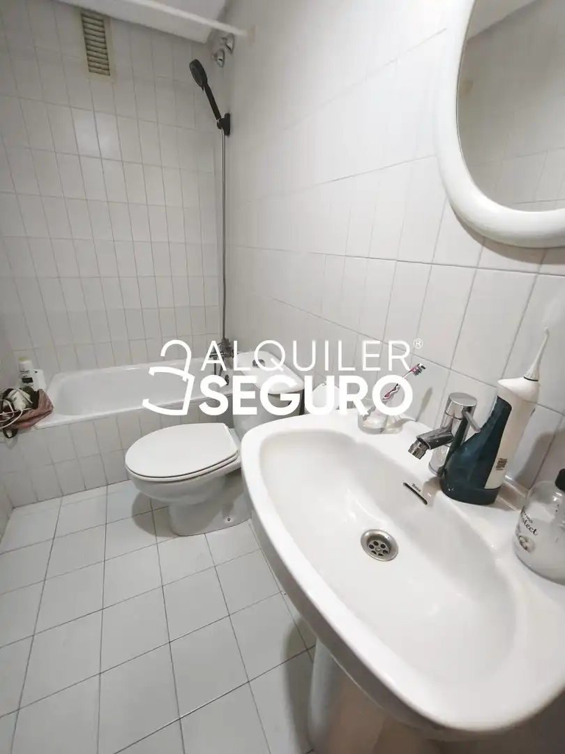 Baño de Piso de alquiler en Zaragoza con Calefacción, Terraza y Trastero