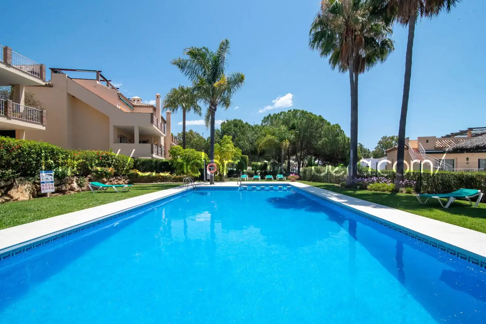 Außenansicht von Wohnungen zum Verkauf in Marbella mit Klimaanlage, Terrasse und Möbliert