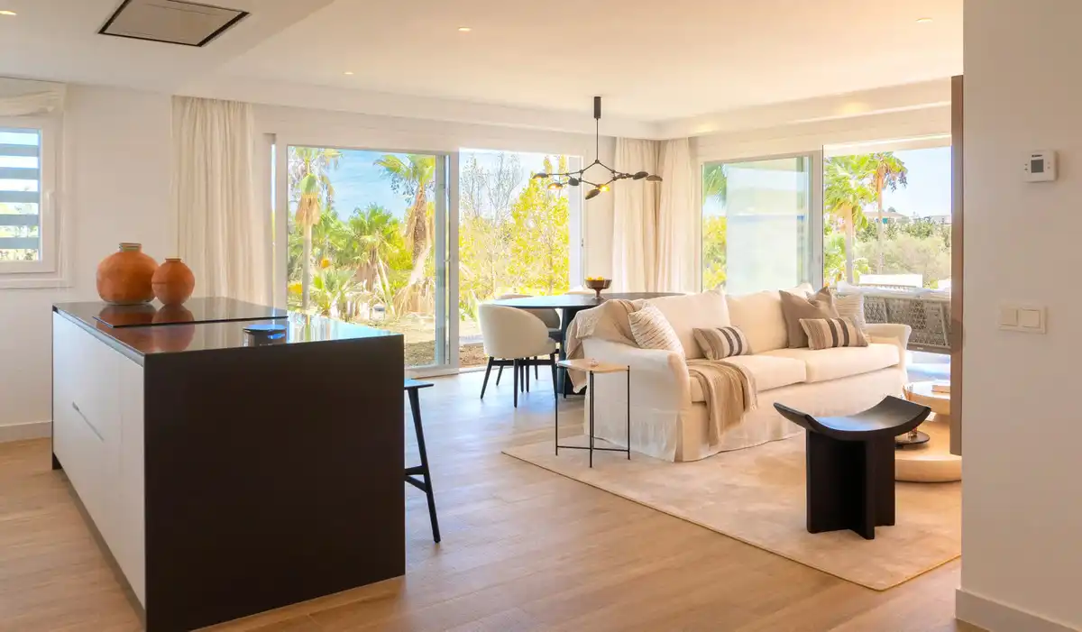 Sala d'estar de Apartament en venda en Casares amb Aire condicionat, Jardí privat i Terrassa