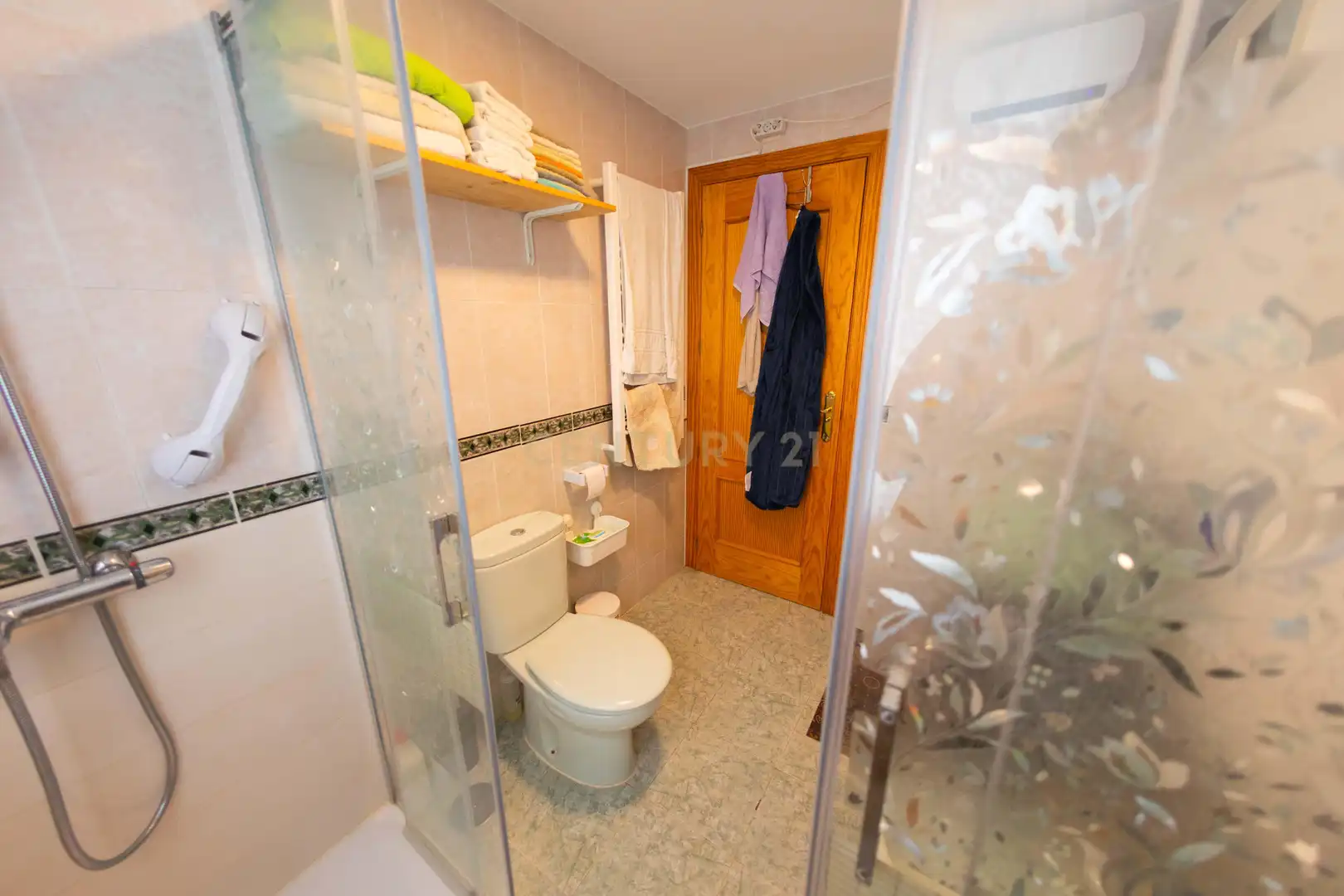 Badezimmer von Wohnung zum Verkauf in Alameda mit Klimaanlage, Abstellraum und Mikrowelle