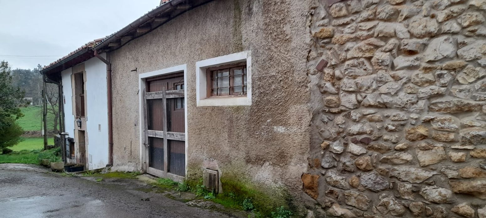 Vista exterior de Casa adosada en venda en Udías
