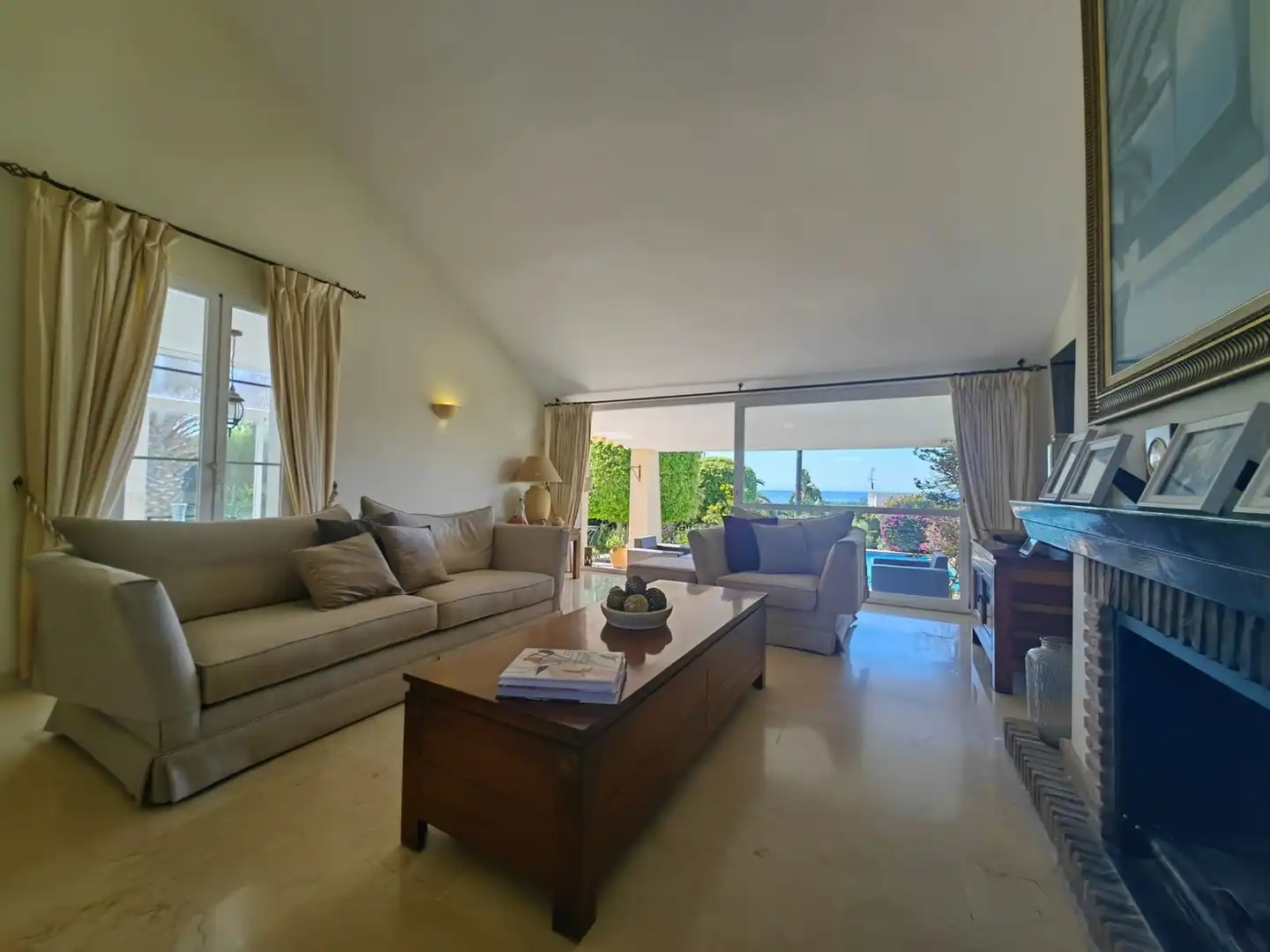 Sala d'estar de Casa o xalet en venda en Estepona amb Aire condicionat, Jardí privat i Terrassa