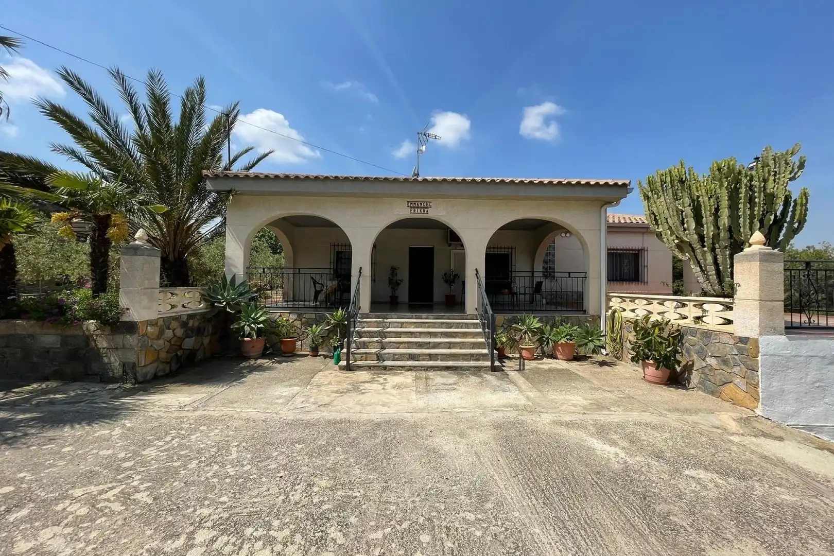 Vista exterior de Casa o xalet en venda en Elche / Elx amb Aire condicionat, Calefacció i Jardí privat