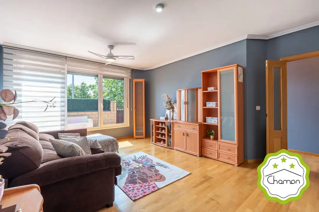 Wohnzimmer von Einfamilien-Reihenhaus zum Verkauf in Barakaldo  mit Heizung, Privatgarten und Terrasse