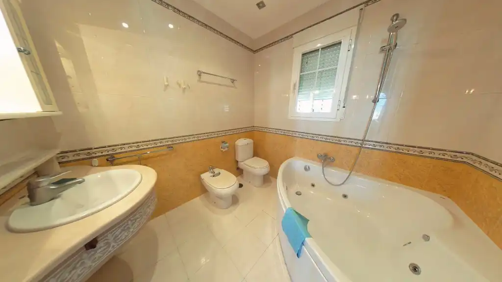 Bany de Casa o xalet en venda en Vélez-Málaga amb Aire condicionat, Terrassa i Jacuzzi