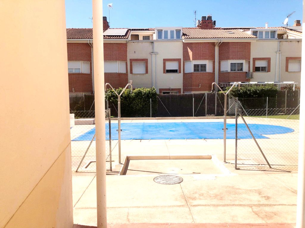 Piscina de Casa adosada en venda en Alcalá de Henares amb Aire condicionat, Calefacció i Terrassa