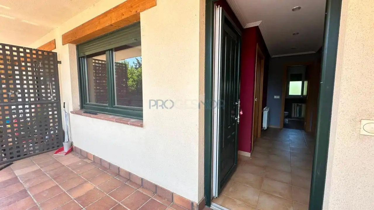 Vista exterior de Casa adosada en venda en Onzonilla amb Calefacció, Jardí privat i Terrassa