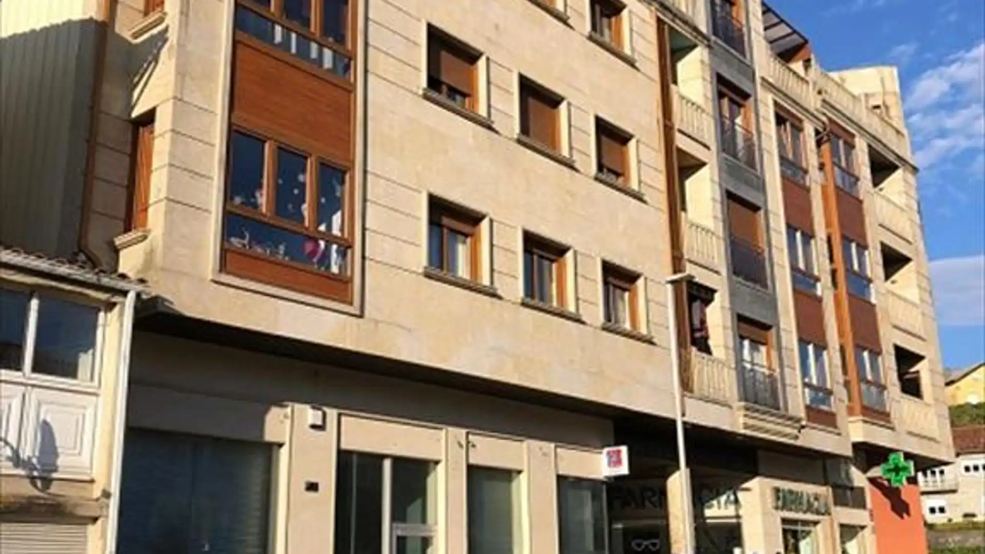 Vista exterior de Local en venda en Poio amb Aire condicionat, Calefacció i Parquet