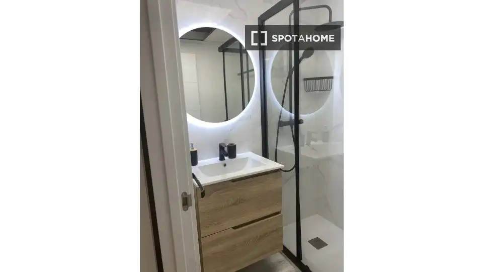 Bathroom of Flat for rent in Valencia  with Air Conditioner, Heating and Furnished