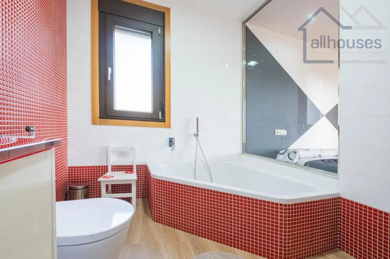 Baño de Casa o chalet en venta en Tui con Calefacción, Jardín privado y Terraza