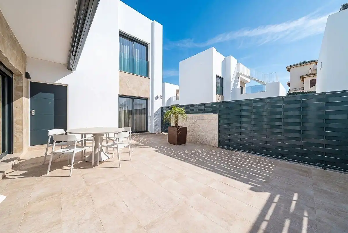Chalet con piscina en venta en Rojales