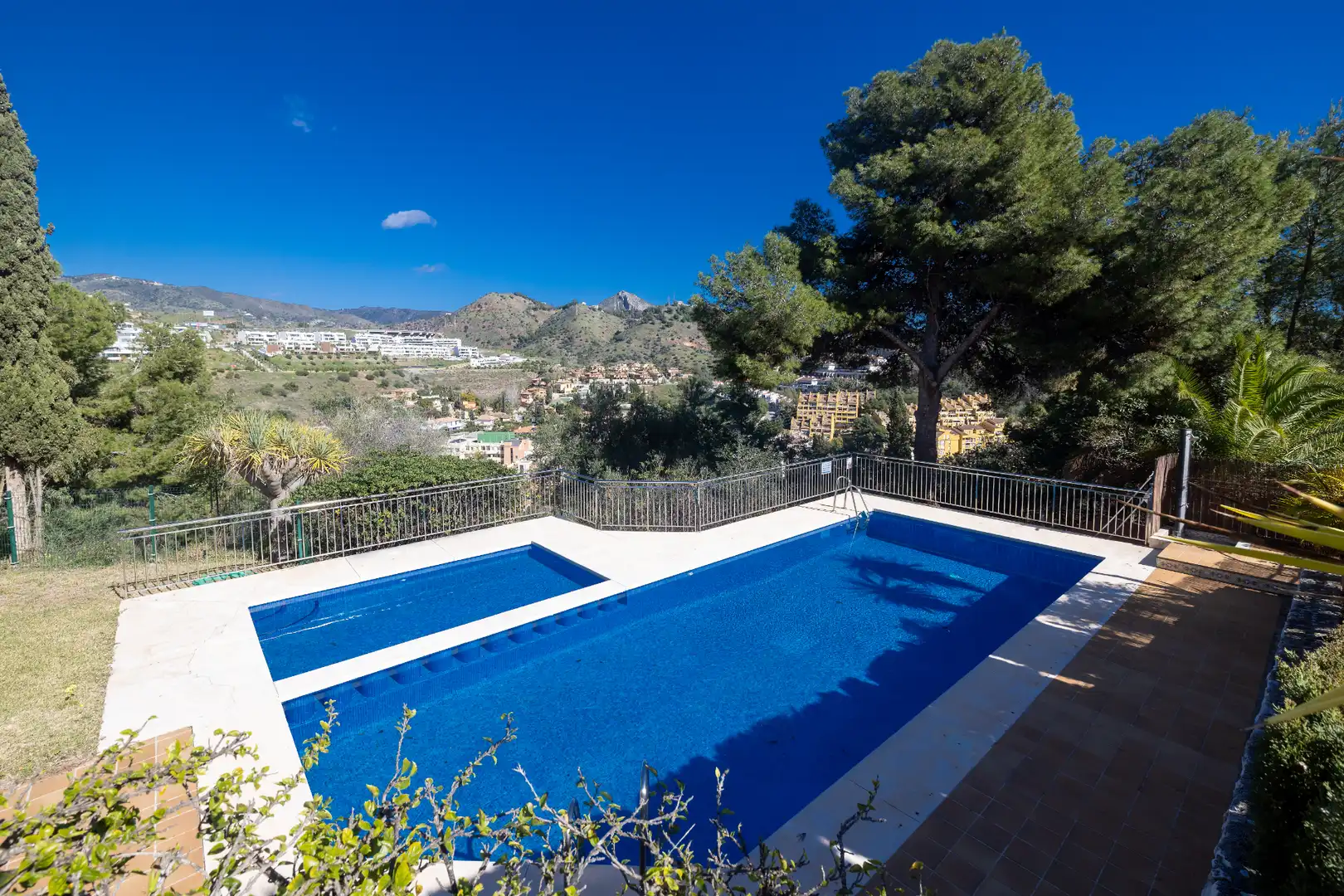 Piscina de Casa adosada en venda en Málaga amb Aire condicionat, Calefacció i Jardí privat