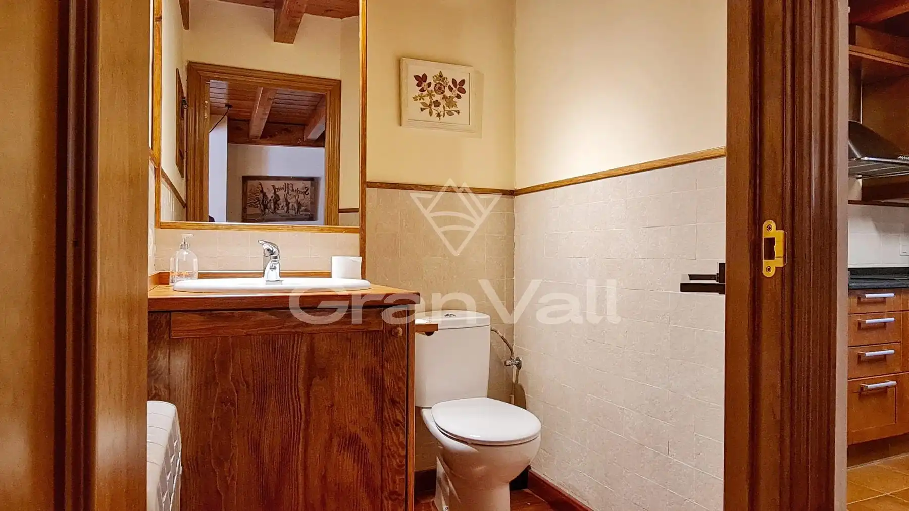 Badezimmer von Einfamilien-Reihenhaus zum Verkauf in Osséja mit Heizung, Parkett und Terrasse