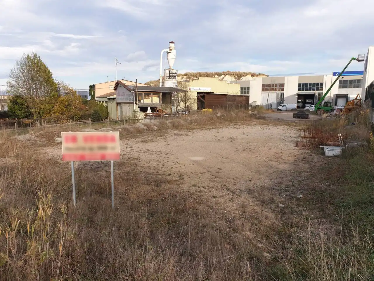 Industrial land for sale in Tona