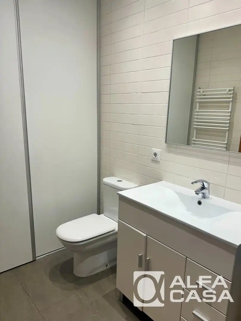 Bathroom of Flat for sale in Girona  with Air Conditioner, Heating and Terrace