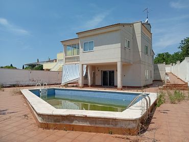 Chalet con piscina en venta en Carrer Menorca