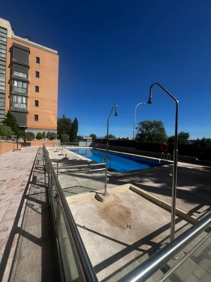 Swimming pool of Flat for rent in Madrid  with Air Conditioner, Heating and Parquet flooring