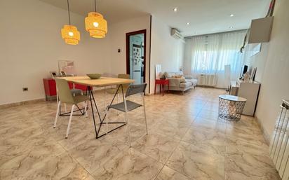 Sala d'estar de Pis en venda en Sant Boi de Llobregat amb Aire condicionat, Calefacció i Moblat
