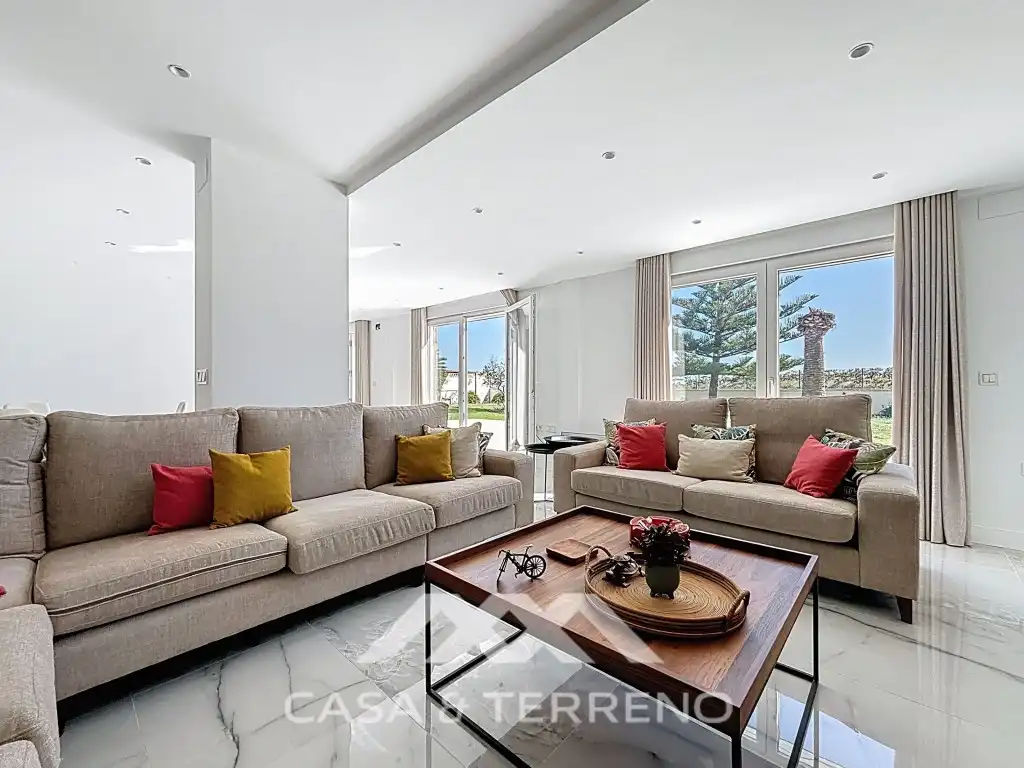 Sala d'estar de Casa o xalet en venda en Vélez-Málaga amb Aire condicionat, Jardí privat i Terrassa