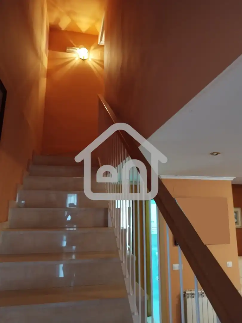 Einfamilien-Reihenhaus zum Verkauf in Requena mit Klimaanlage und Balkon