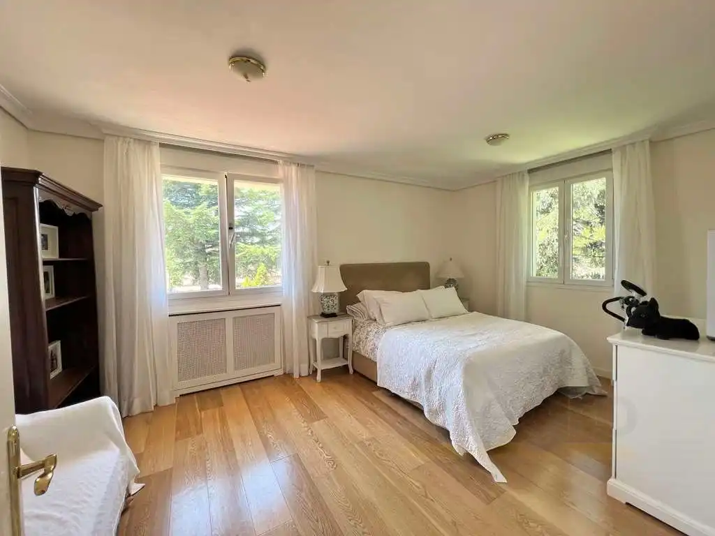 Dormitori de Casa o xalet en venda en Galapagar amb Aire condicionat, Jardí privat i Piscina