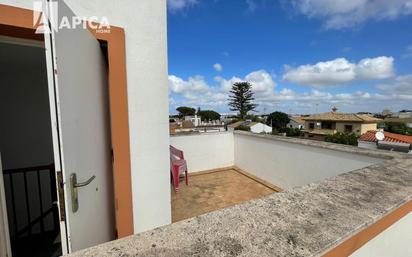 Vista exterior de Casa adosada en venda en Chiclana de la Frontera amb Aire condicionat