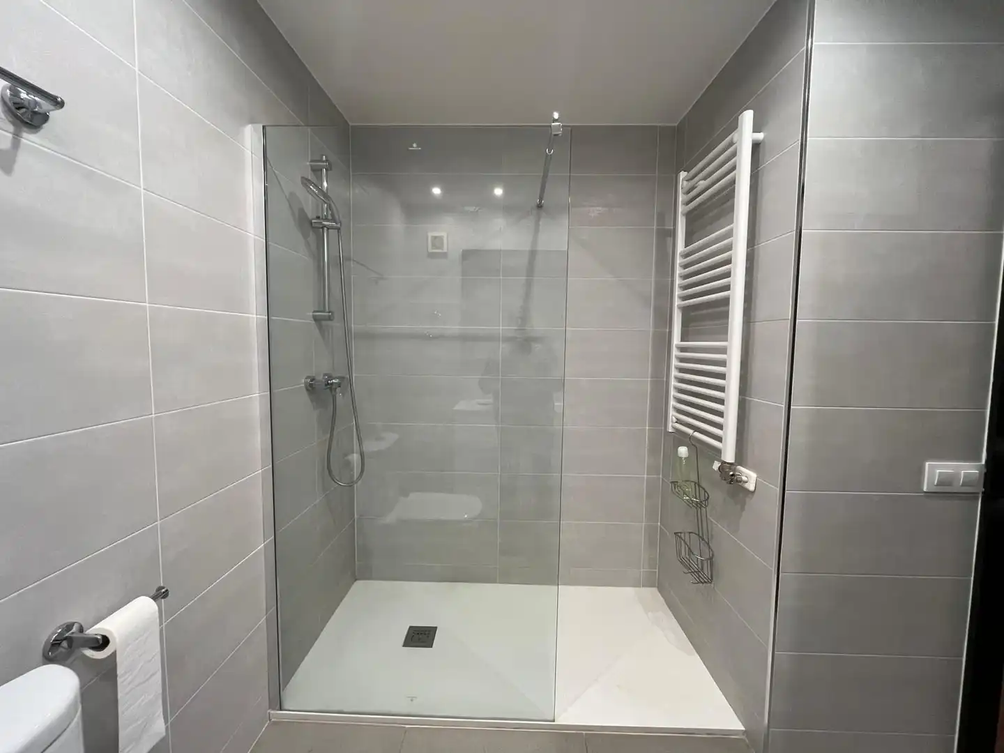 Badezimmer von Wohnung zum Verkauf in Barcelona mit Klimaanlage, Heizung und Parkett