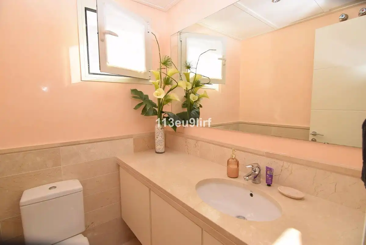 Baño de Casa adosada de alquiler en Mijas con Aire acondicionado, Calefacción y Jardín privado