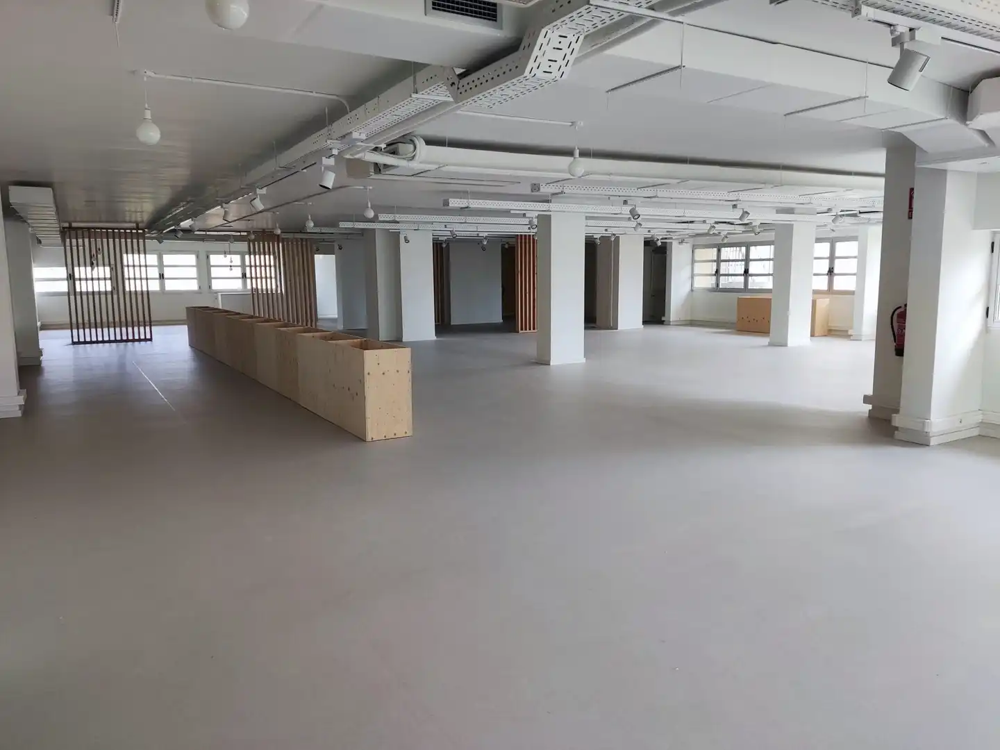 Oficina de alquiler en CORNELLA, La Plana