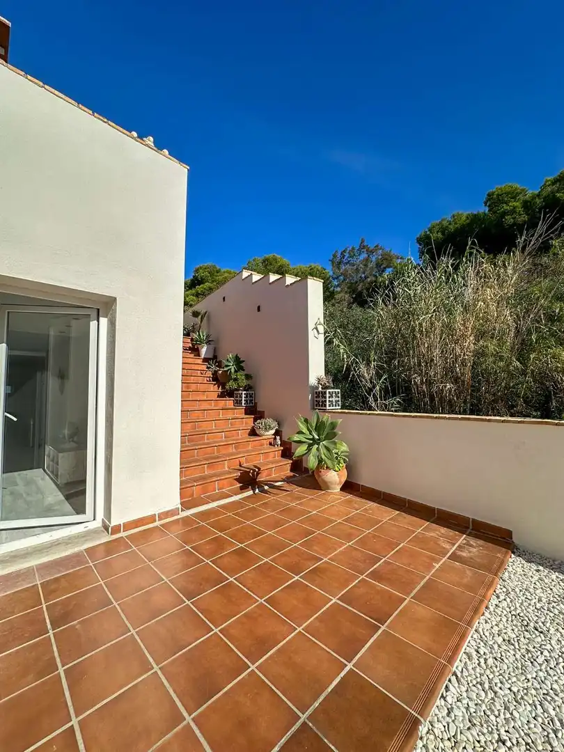 Außenansicht von Einfamilien-Reihenhaus zum Verkauf in Salobreña mit Terrasse und Schwimmbad