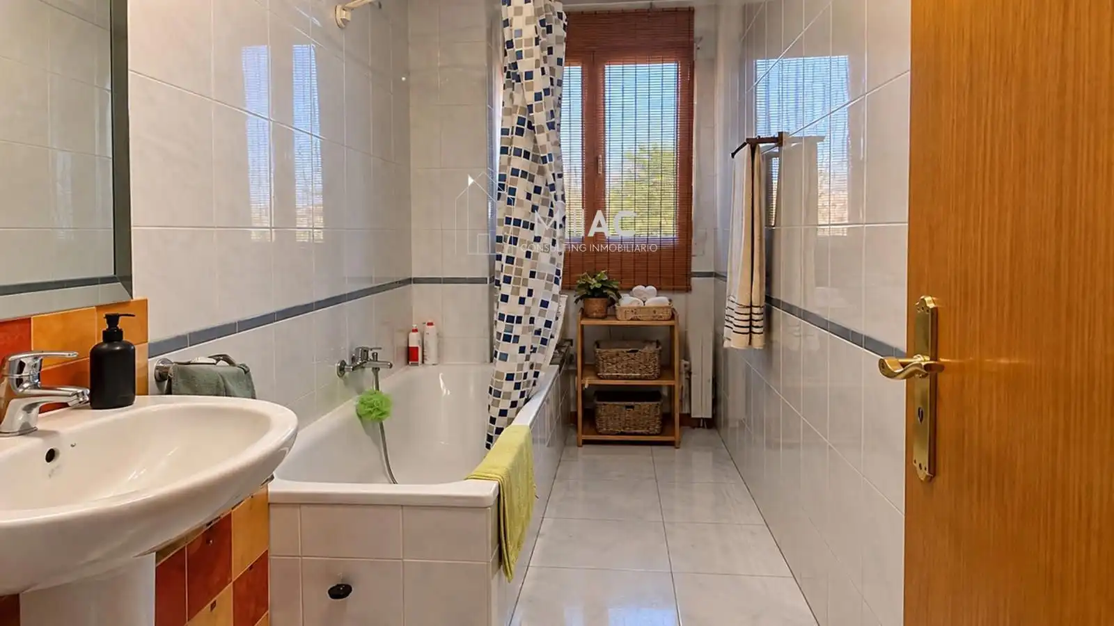 Bathroom of Attic for sale in Carabanchel