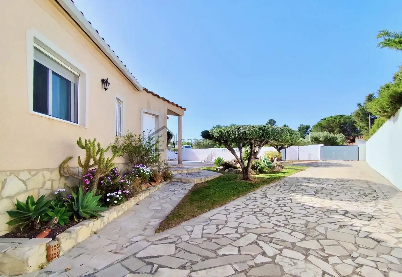 Vista exterior de Casa o xalet en venda en L'Ametlla de Mar  amb Calefacció, Jardí privat i Piscina