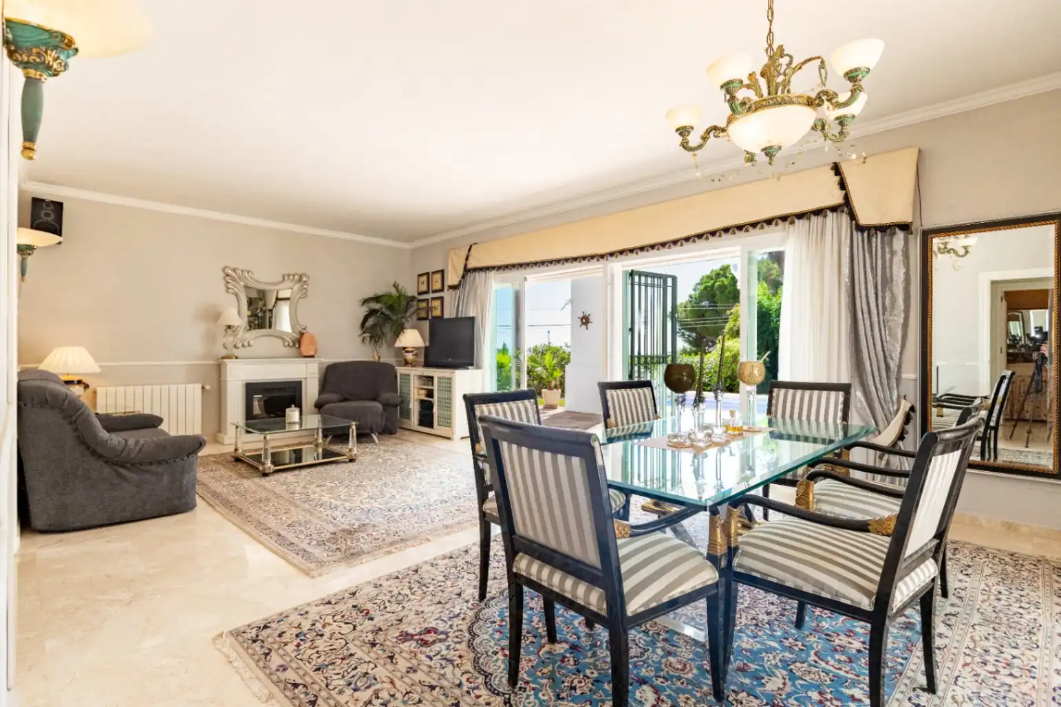 Menjador de Casa o xalet en venda en Marbella amb Aire condicionat, Calefacció i Jardí privat