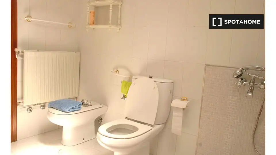 Bathroom of Flat for share in Cabral - Candeán