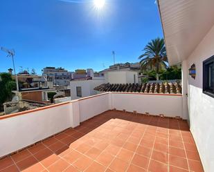 Vista exterior de Casa adosada en venda en Marbella amb Aire condicionat, Terrassa i Moblat