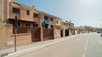 Vista exterior de Casa o xalet en venda en Navalcarnero amb Aire condicionat, Terrassa i Piscina