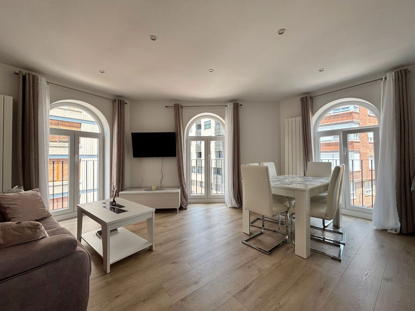 Living room of Flat to rent in Burgos Capital  with Heating, Parquet flooring and Furnished
