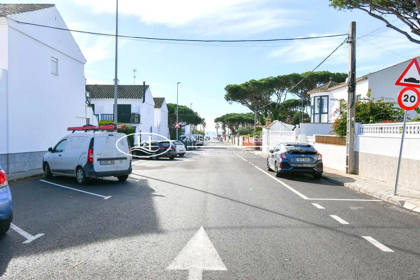 Vista exterior de Casa o xalet en venda en Chiclana de la Frontera amb Aire condicionat, Jardí privat i Terrassa