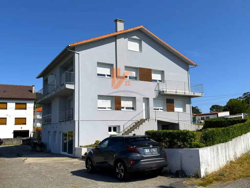 Vista exterior de Casa o xalet en venda en Porto do Son amb Jardí privat, Terrassa i Moblat