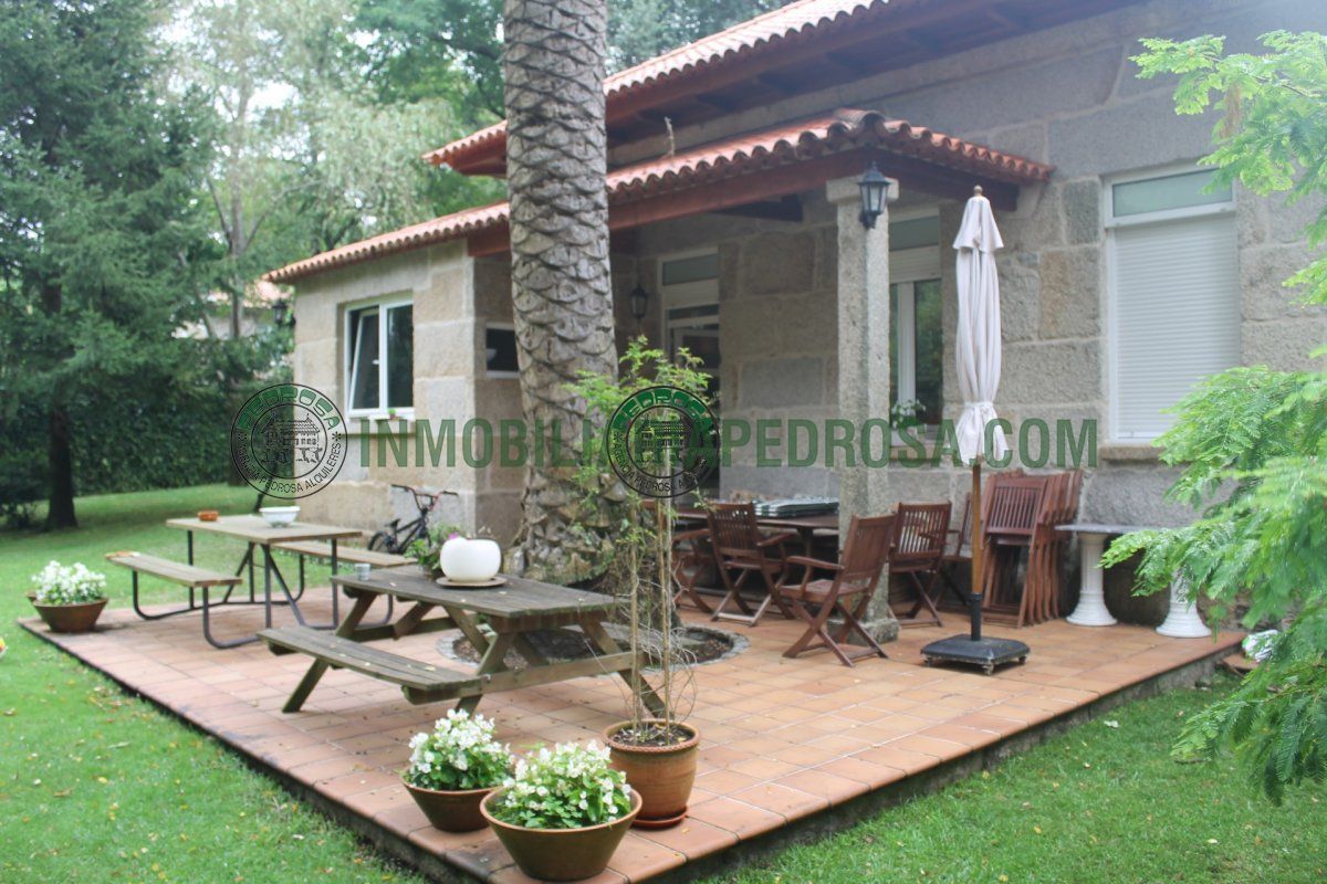 Terrassa de Casa o xalet en venda en O Grove   amb Calefacció i Jardí privat