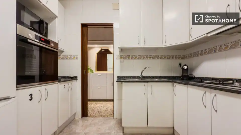 Cuina de Pis per a compartir en Barcelona amb Aire condicionat, Terrassa i Moblat