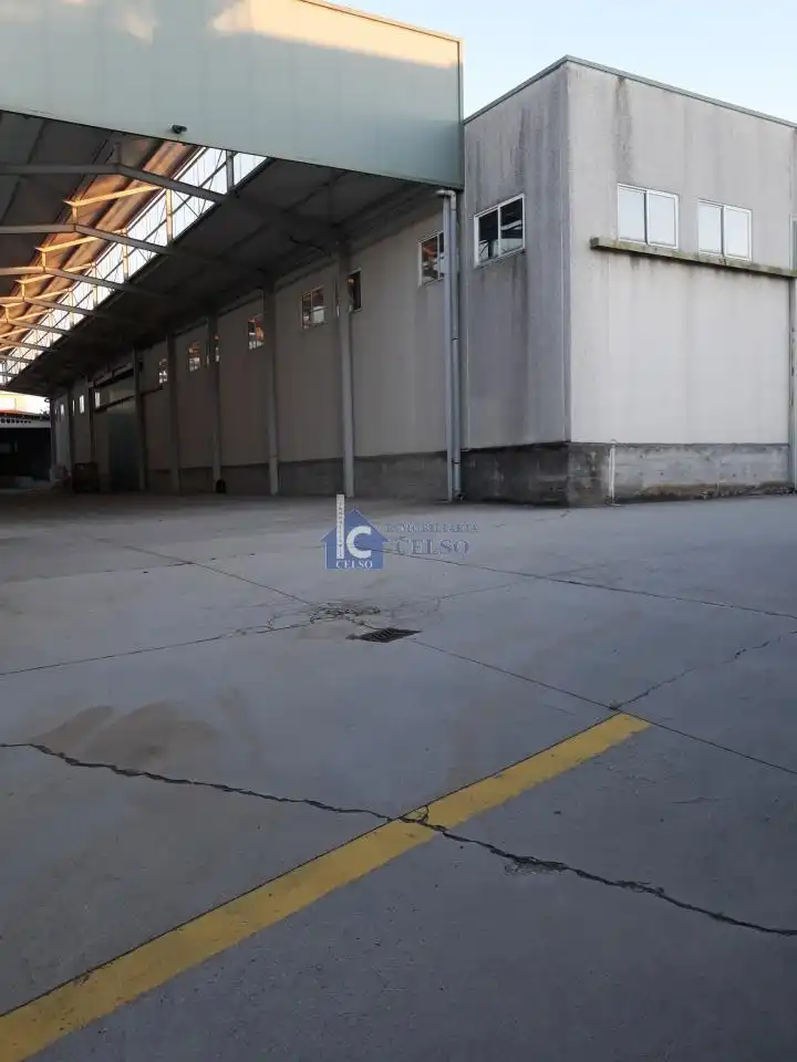 Parkplatz von Fabrikhallen zur Miete in Coles