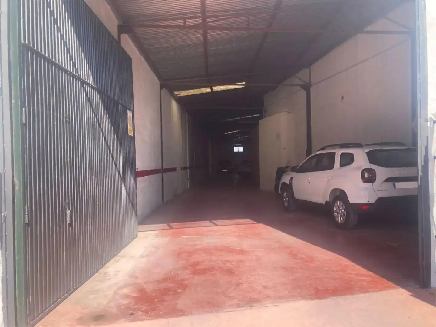 Parkplatz von Fabrikhallen zur Miete in Cabra