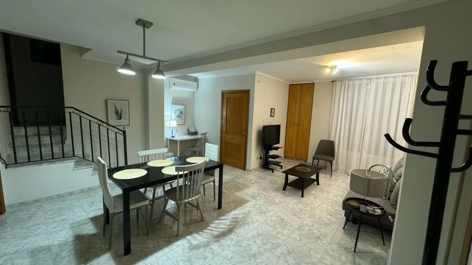 Menjador de Apartament de lloguer en  Valencia Capital amb Aire condicionat, Terrassa i Moblat
