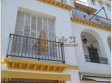 Chalet con balcón en venta en El Conquero