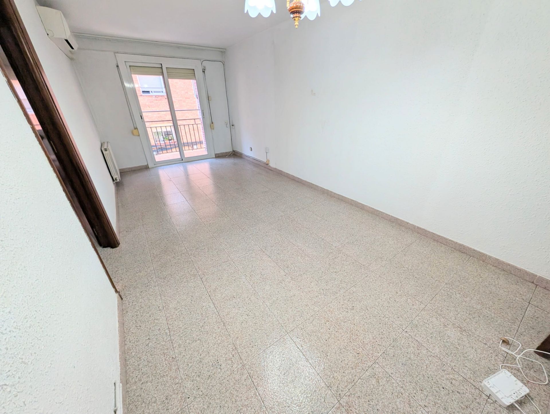 Living room of Flat for sale in Santa Coloma de Gramenet  with Air Conditioner, Heating and Oven