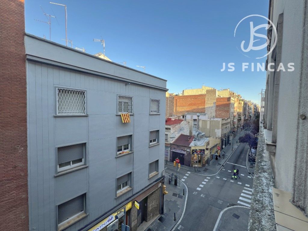Vista exterior de Pis en venda en L'Hospitalet de Llobregat amb Aire condicionat