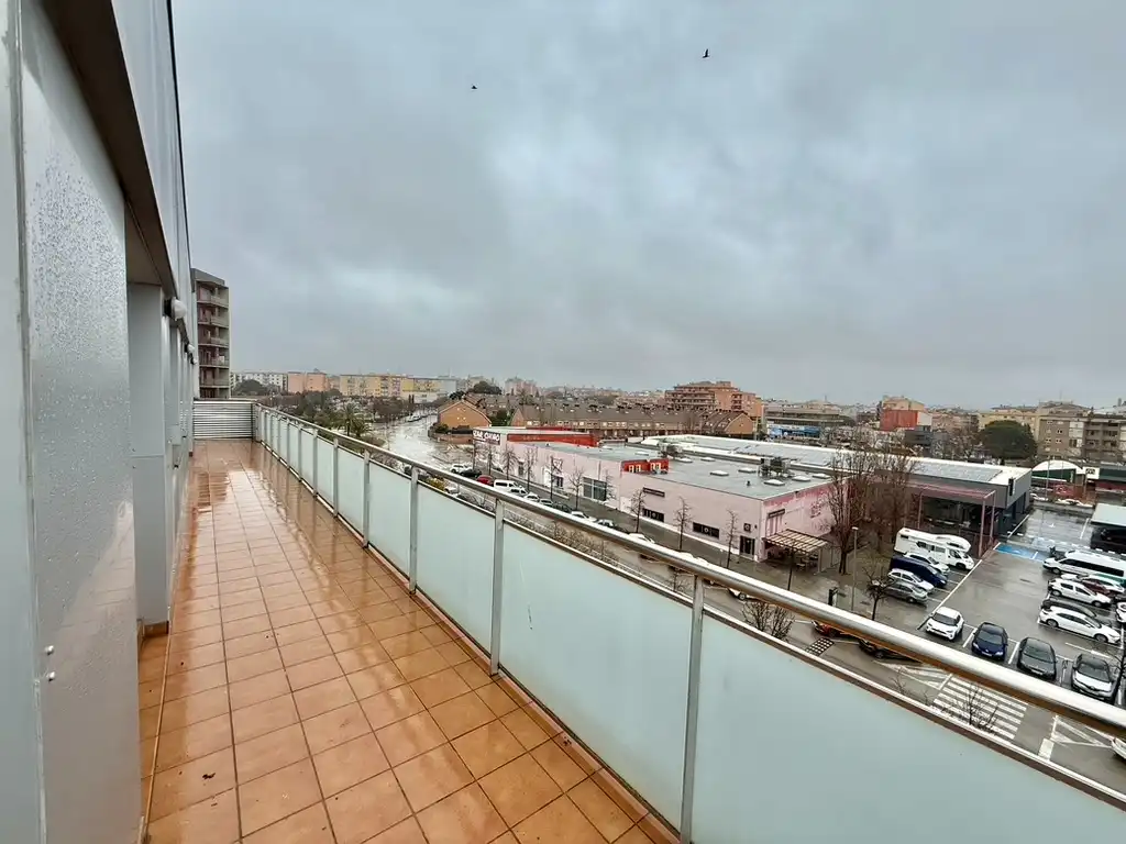 Terrasse von Dachboden zum Verkauf in Figueres mit Heizung, Parkett und Terrasse